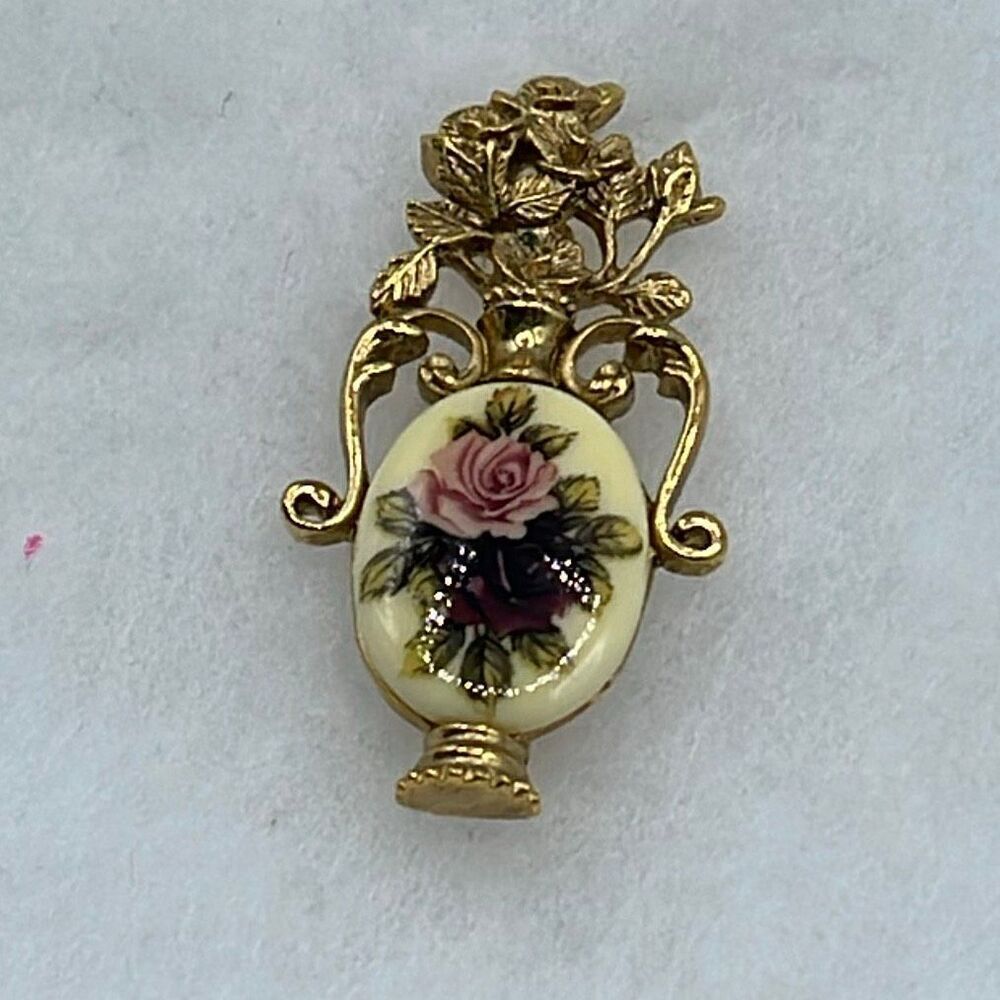 Vintage 1928 floral ceramic brooch